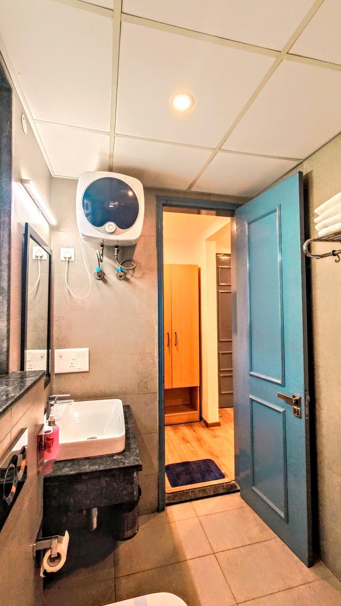 Mavens White Artemis Hospital Road Sector 52 Gurgaon Hotell Exteriör bild