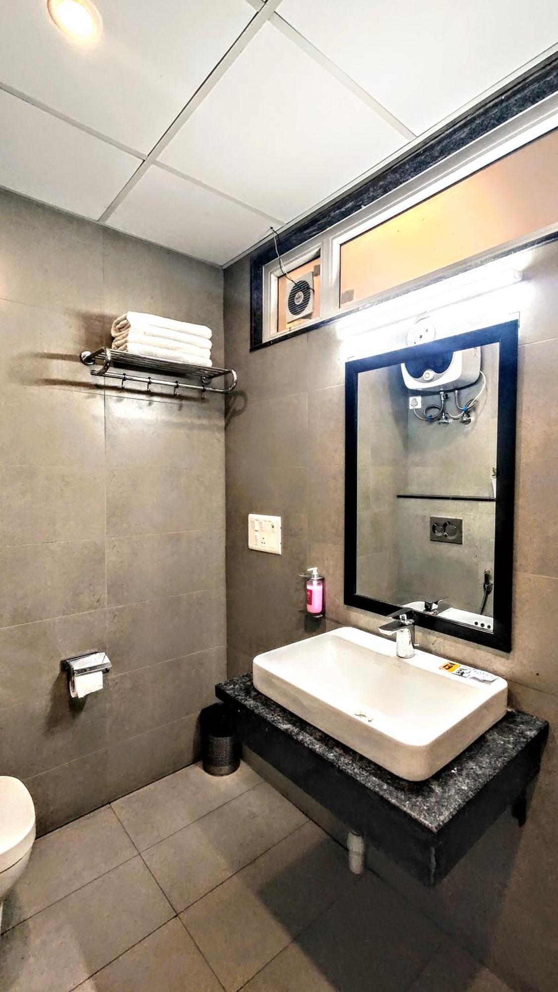 Mavens White Artemis Hospital Road Sector 52 Gurgaon Hotell Exteriör bild