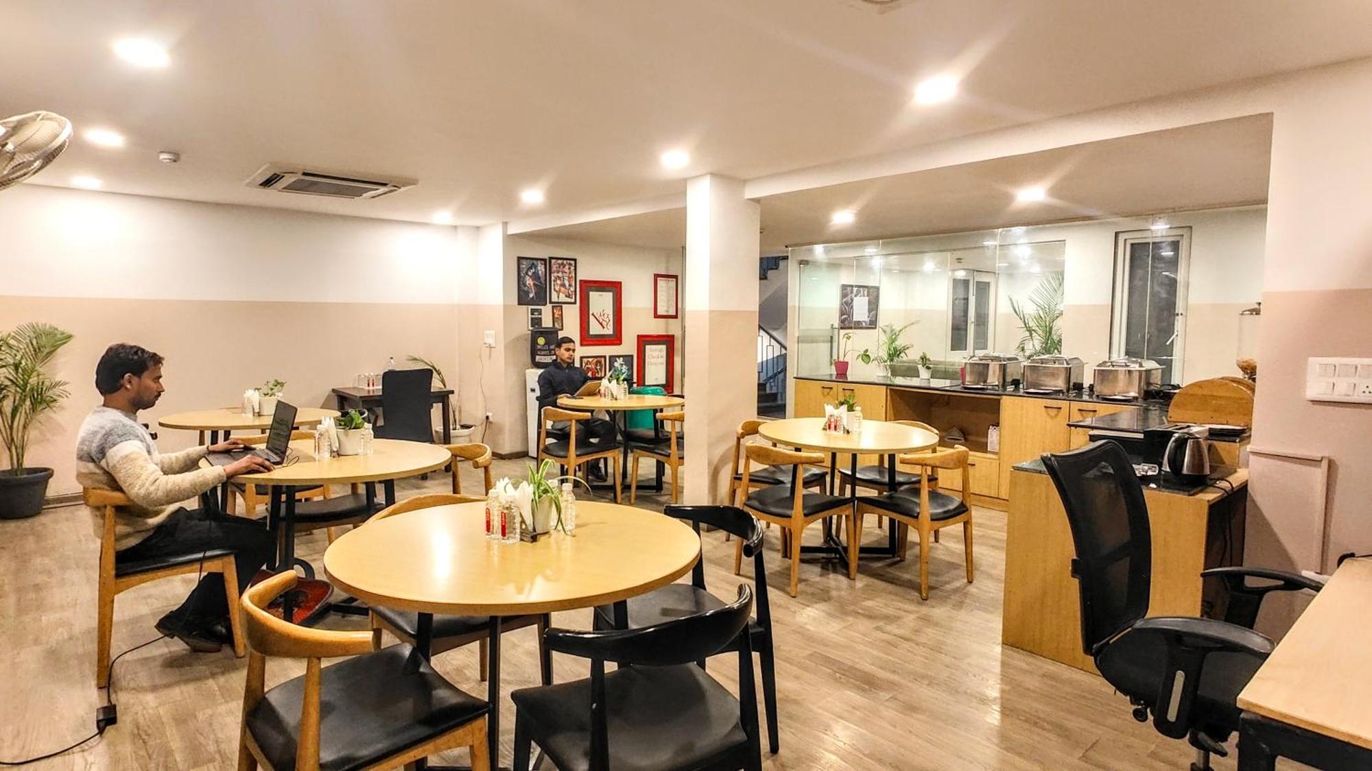Mavens White Artemis Hospital Road Sector 52 Gurgaon Hotell Exteriör bild